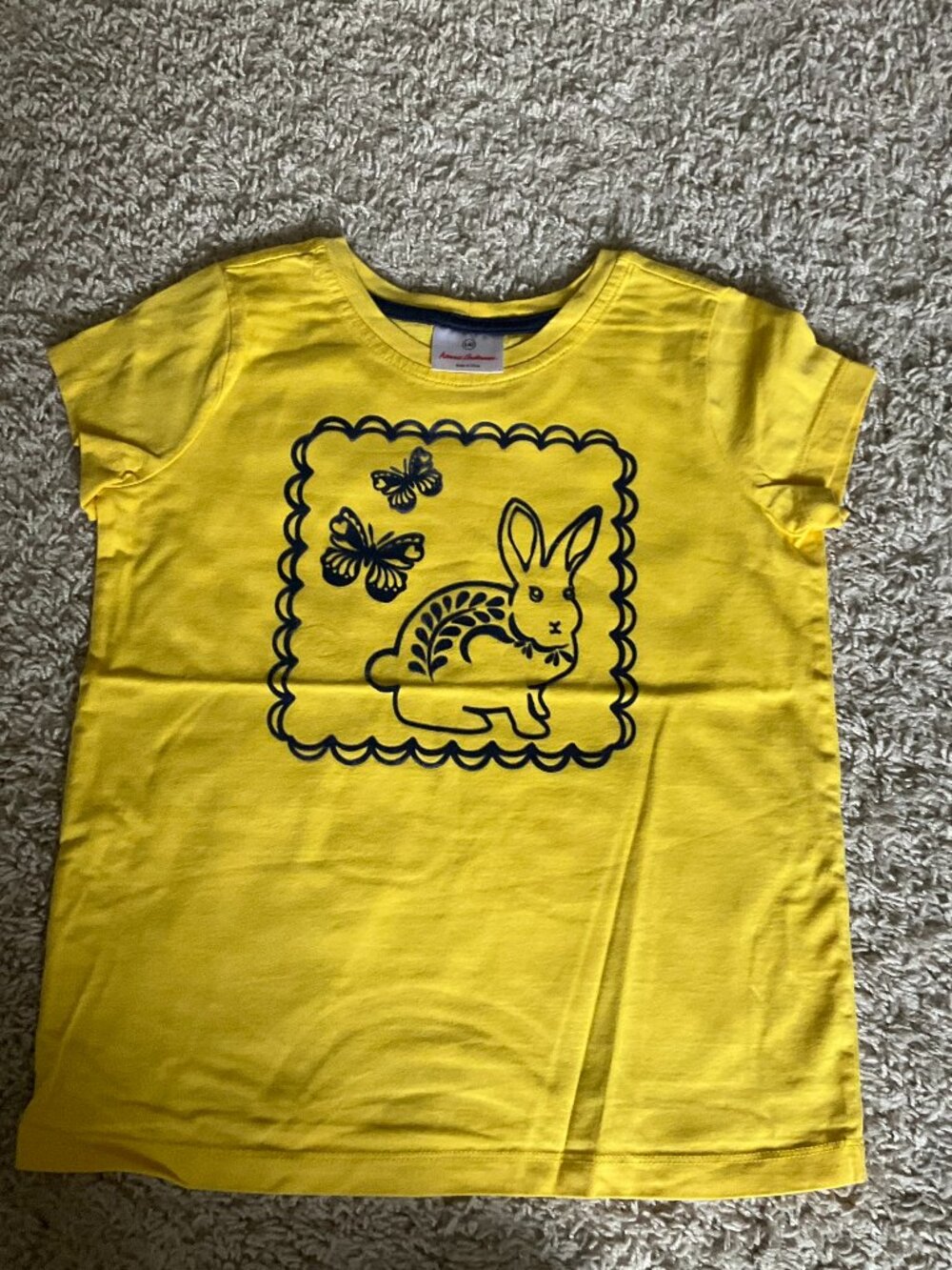 Hanna Andersson t-shirt with rabbit applique. Size: 140 (US 10).